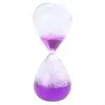 Horloge de sable avec sable violet et transparent, symbole de temps et de science, idéale pour la décoration scientifique ou éducative.