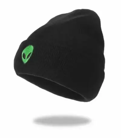 Casquette noire avec logo extraterrestre vert, style streetwear, idéale pour les amateurs de science-fiction et de mode urbaine.