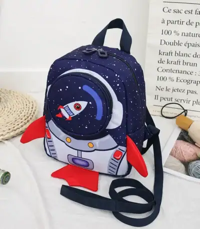 Sac à dos enfant thème spatial, design astronautique avec fusée et étoiles.