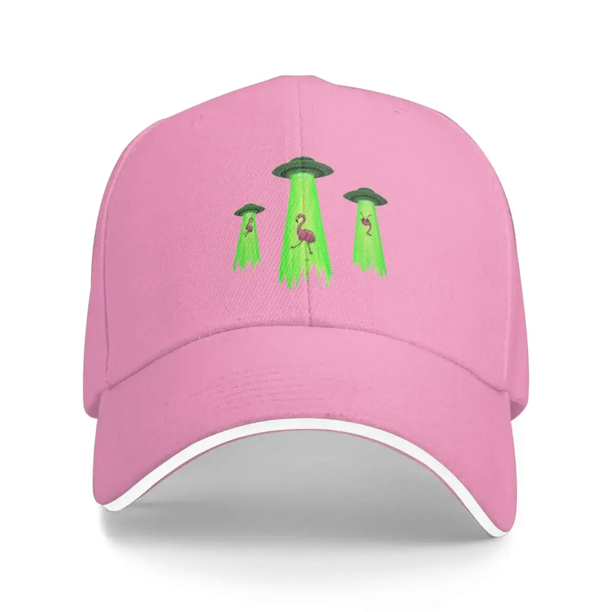 Casquette rose avec motifs d'OVNIs et d'extraterrestres verts, idéale pour les amateurs de science-fiction et de décoration geek.