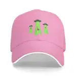 Casquette rose avec motifs d'OVNIs et d'extraterrestres verts, idéale pour les amateurs de science-fiction et de décoration geek.