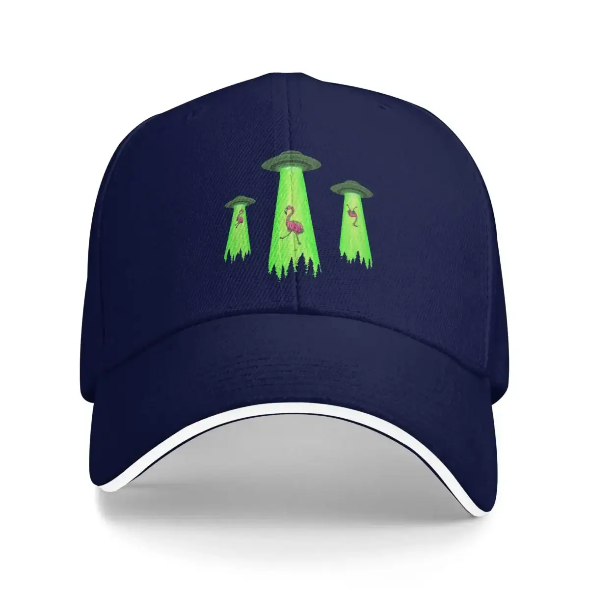 Chapeau baseball bleu marine avec broderies de soucoupes volantes vertes et flamants roses, parfait pour les amateurs de science-fiction et d'originalité.