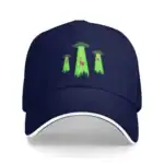 Chapeau baseball bleu marine avec broderies de soucoupes volantes vertes et flamants roses, parfait pour les amateurs de science-fiction et d'originalité.