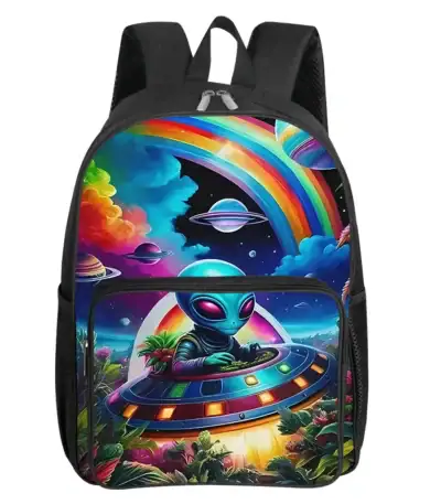 Sac à dos coloré avec extraterrestre et scène spatiale futuriste, comprenant des planètes, un arc-en-ciel et un vaisseau spatial, idéal pour les amateurs de science-fiction et d'astronomie.