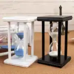 Sablier en bois noir et blanc avec verre transparent, décoration de style scientifique, idéal pour une boutique ou un espace de décoration thématique scientifique.