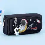 Sac à crayons d'espace avec un astronaute, fusée et éléments cosmiques, idéal pour la décoration ou la papeterie pour enfants et amateurs d'astronomie.