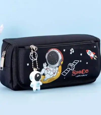 Sac à crayons d'espace avec un astronaute, fusée et éléments cosmiques, idéal pour la décoration ou la papeterie pour enfants et amateurs d'astronomie.