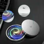 Porte-clés en métal avec effet arc-en-ciel, inspiré par la science et la cosmologie, parfait pour les amateurs de science et de décoration.