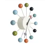 Horloge design avec sphères colorées représentant les planètes, idéale pour la décoration scientifique et éducative.