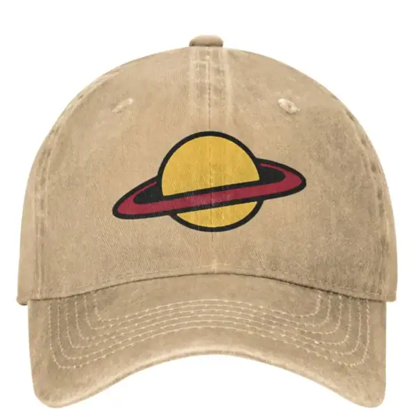 Casquette beige avec logo de planète à anneaux, style vintage et tendance.