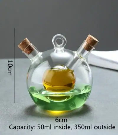 Petite bouteille en verre de laboratoire avec trois tubes, contenant des liquides colorés verts et jaunes, utilisée comme décoration scientifique ou objet de collection.