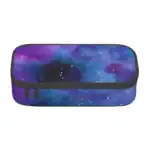 Pochette Galaxy avec motif cosmique, étoiles et nébuleuses, idéale pour ranger stylos, maquillage ou petits objets.