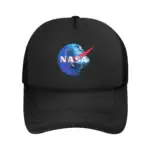 Casquette noire avec logo NASA, idéale pour les amateurs d'espace et de science. Parfaite pour un look décontracté ou comme objet de décoration inspiré de l'exploration spatiale.