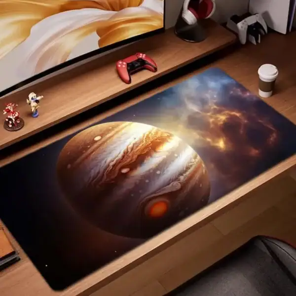 Tapis de bureau avec image de Jupiter et de la Voie Lactée, parfait pour les amateurs d'astronomie et de décoration scientifique. Ajoutez une touche spatiale à votre espace de travail ou de jeu.