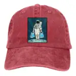 Casquette rouge avec patch d'astronaute.