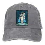 Casquette en coton gris foncé avec broderie d'un astronaute portant deux sacs à dos, style science-fiction, accessoire de mode original et décoratif.