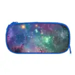 Pochette d'école avec motif galaxie étoilée, idéale pour ranger fournitures scolaires. Design coloré représentant un ciel étoilé avec des nuances de bleu, vert et violet. Parfaite pour les amateurs d'.