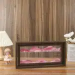 Vitrine en bois avec paysage de montagnes roses en relief, idéale pour la décoration intérieure ou comme objet de collection.