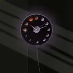 Horloge murale représentant les phases de la lune avec éclairage LED intégrée.
