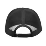 Casquette de baseball en maille noire avec fermeture réglable à l'arrière.