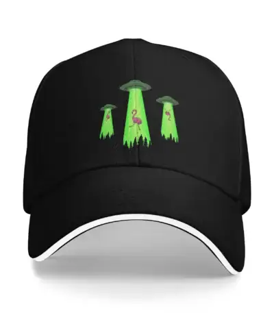 Chapeau de baseball noir avec broderies fluorescentes de soucoupes volantes et d'aliens verts, parfait pour les amateurs de science-fiction et de décoration originale.