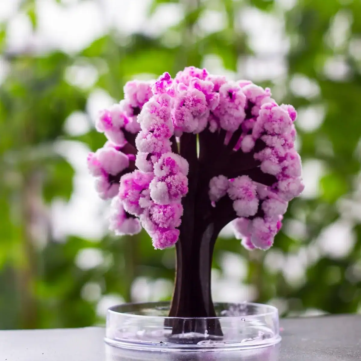Modèle de flore en forme de cerveau scientifique avec des couleurs vives, parfait pour la décoration de bureau ou d'espace éducatif.