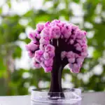 Modèle de flore en forme de cerveau scientifique avec des couleurs vives, parfait pour la décoration de bureau ou d'espace éducatif.
