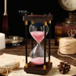 Porte-heure sandglass vintage avec sable rose, mesure 24 cm de haut et 9,5 cm de large, idéal pour la décoration scientifique ou comme objet de collection.