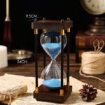 Horloge de sable scientifique avec sable bleu, mesure 24 cm de haut et 9,5 cm de large, idéale pour la décoration de bureau ou d'étude, apportant une touche d'élégance et de curiosité.