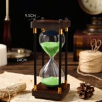 Sablier scientifique décoratif avec sable vert, dimensions 24 cm de haut et 9,5 cm de large, idéal pour la décoration de bureau ou d'étagère, apportant une touche d'élégance et de curiosité scientifiq.
