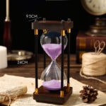 Sablier décoratif en bois et verre avec sable violet, idéal pour la décoration intérieure ou comme objet de collection. Dimensions : 24 cm de hauteur, 9,5 cm de largeur, apportant une touche élégante.