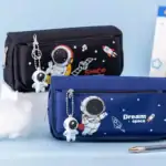 Sac à dos enfant thÚme espace avec astronautes, fusées et étoiles, parfait pour les jeunes passionnés d'astronomie et d'exploration spatiale.