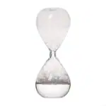 Sablier en verre transparent avec sable blanc fin, symbole du temps qui passe et de la patience, parfait pour la décoration scientifique ou éducative.