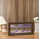 Panneau de vitrine en bois contenant des cristaux d'améthyste violets, exposés dans une décoration intérieure chaleureuse.