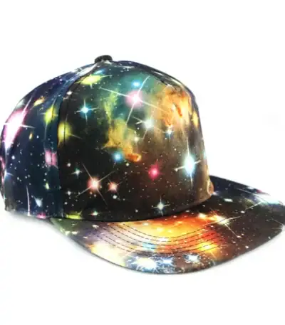 Casquette à motif galaxie et étoiles, design cosmique coloré.