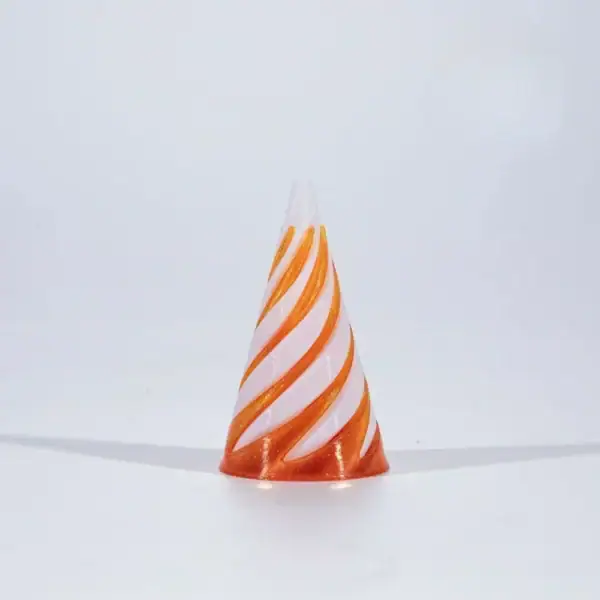 Cornet de fête en verre avec rayures orange et blanches, parfait pour la décoration de célébrations ou événements thématiques.
