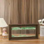 Panneau vitré présentant un décor géologique miniature avec des couches de terrain en relief, idéal pour la décoration scientifique ou éducative.