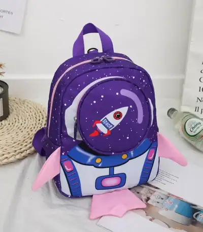Sac à dos enfant avec motif fusée spatiale, couleurs violette et rose, parfait pour les jeunes passionnés d'espace et d'astronomie.