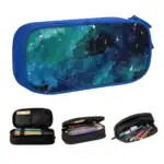 Étui à crayons avec motif galaxie, parfait pour la décoration scientifique et pratique pour ranger stylos, crayons et accessoires. Idéal pour les amateurs d'astronomie et de décoration scientifiq.