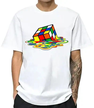 T-shirt blanc avec un design de cube Rubik coloré en train de fondre dans une flaque de peinture multicolore, style graphique moderne et ludique.