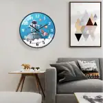 Horloge murale décorative avec un astronaute flottant dans l'espace, entouré de planètes colorées, idéale pour une décoration moderne et ludique.