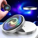 Hologramme de galaxie en rotation avec effets lumineux colorés, présenté dans un environnement spatial futuriste.
