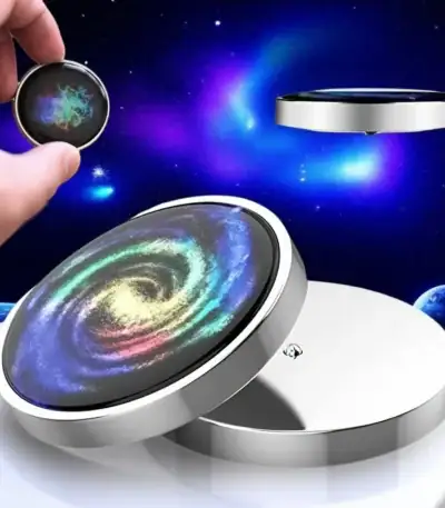 Hologramme de galaxie en rotation avec effets lumineux colorés, présenté dans un environnement spatial futuriste.