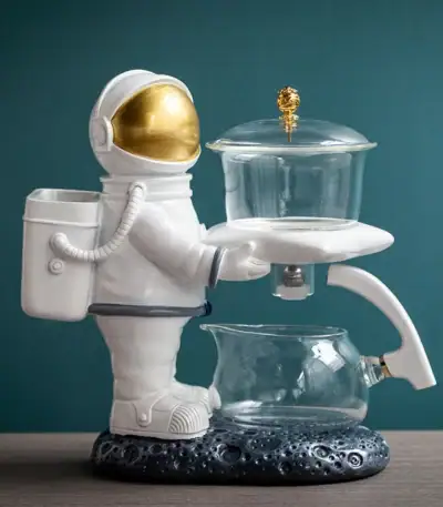 Figurine d'astronaute en plastique blanc avec un laboratoire de laboratoire en verre, décoration de style scientifique et spatial.