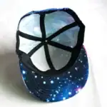 Casquette à motif galaxie avec étoiles, design cosmique pour un style unique.