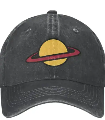 Casquette noire vintage avec logo de planète et anneau, style décontracté, parfait pour les amateurs d'astronomie et de mode.