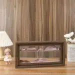 Vitrine en bois avec décor de montagnes miniatures, idéale pour la décoration scientifique ou éducative, mettant en valeur des paysages miniatures dans un cadre élégant.