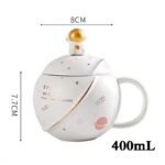 Tasse à thé en forme de planÚte avec couvercle décoratif d'astronaute, idéale pour les amateurs d'espace et de science, capacité de 400 mL, design original et ludique.