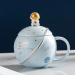 Tasse en céramique avec motif spatial, décorée d'étoiles et de planÚtes, idéale pour les amateurs d'astronomie et de science-fiction, avec un design inspiré de l'univers.