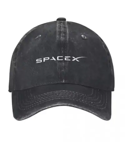 Casquette noire avec logo SpaceX blanc vue de face, texture délavée, visière courbée, détails de couture visibles.